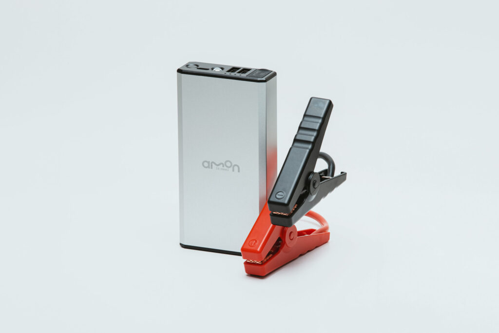 エーモンのITEM No.4827ジャンプスターターは車やバイクの突然のバッテリーあがりのでエンジンがかけれなくなった際に便利なアイテムです。 クリップコードでバッテリーターミナルを挟んでエンジンをかけるだけで使用できます。