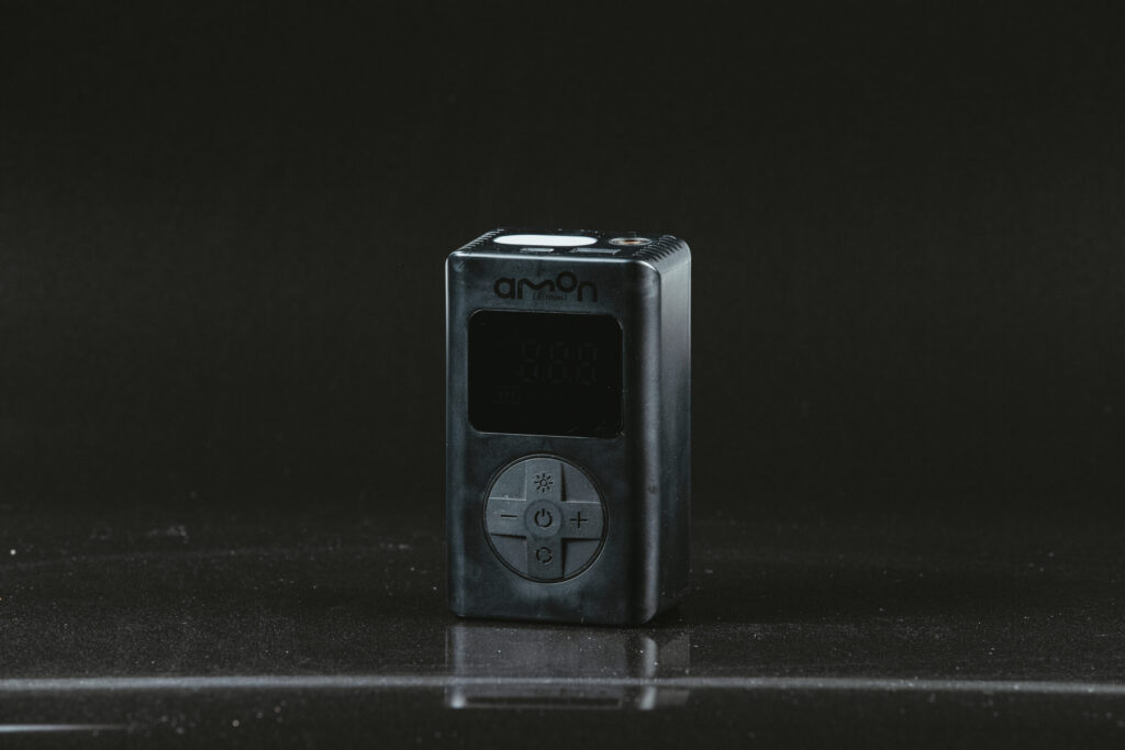 エーモンのITEM No.4872電動エアポンプは、車・バイク・自転車・ボールへの空気充填ができるエアポンプです。 コンパクトで軽量かつリチウムイオンバッテリーで作動できるので、持ち運びや収納の面でもとてもおすすめの空気入れです。