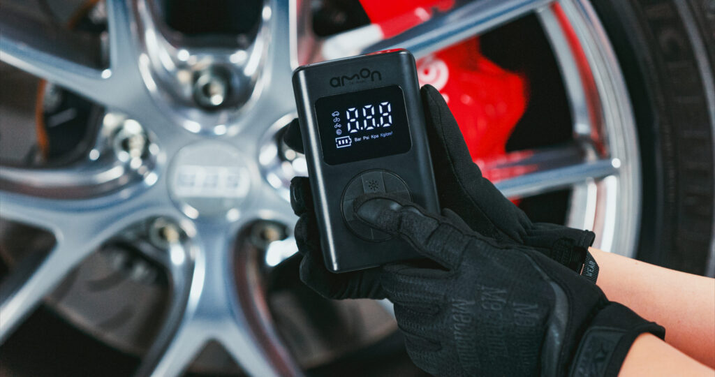 電源ボタンを長押しして電動エアポンプの電源を入れます。