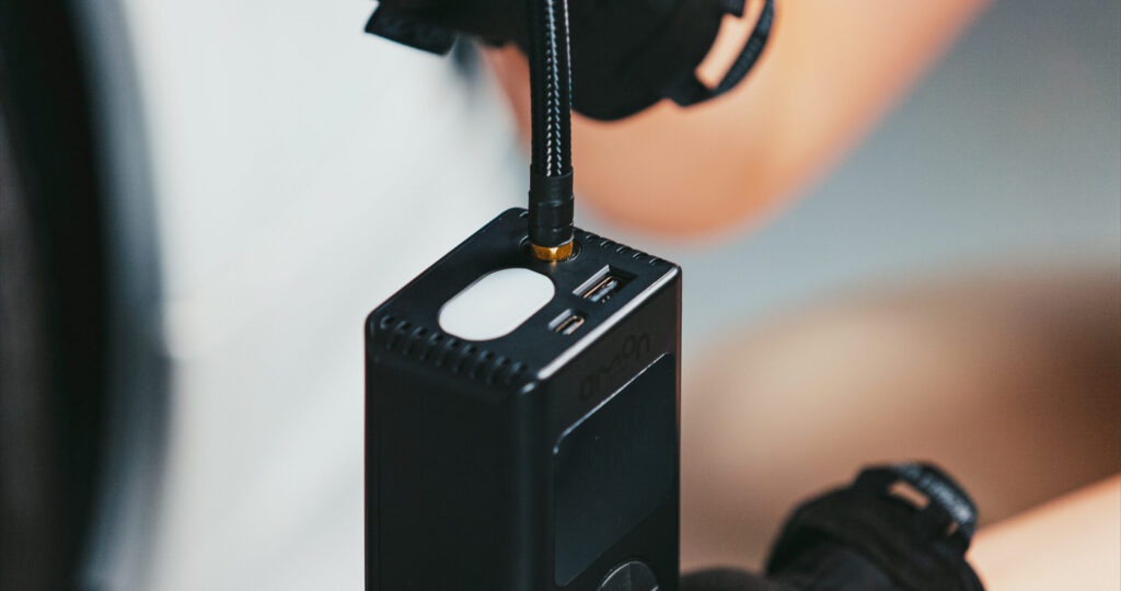 エアホースのネジ部を本体の吐出口にしっかりと締め込んで取り付け、カバーをかぶせます。 締め付けが緩いとエア漏れの原因となります。