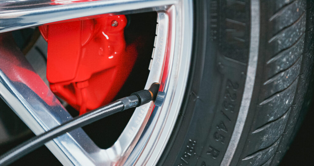 空気を充填する対象物のエアバルブにバルブ差し込み口を差して固定します。