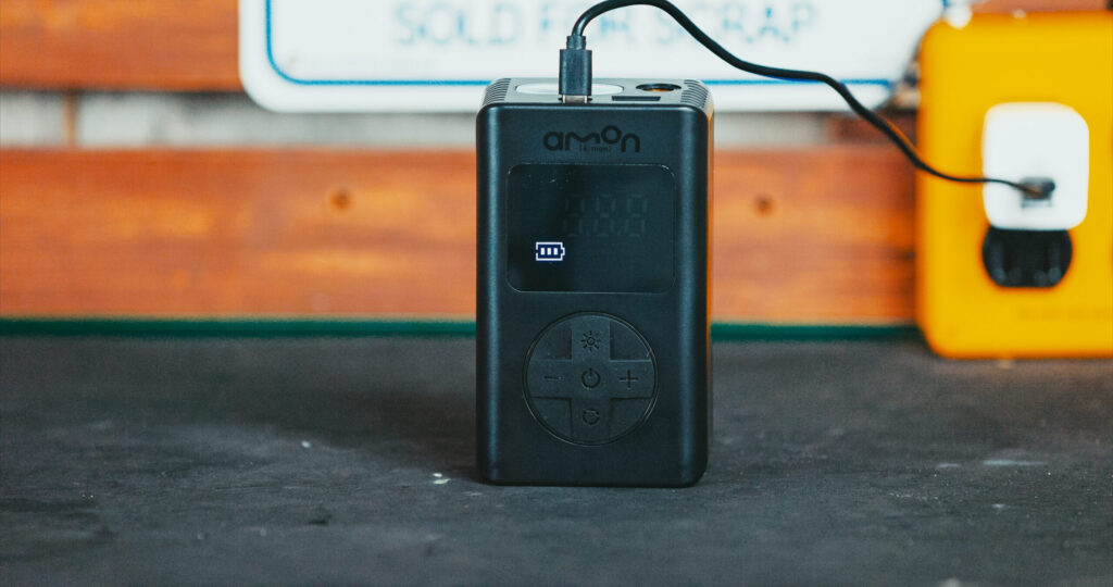 付属の充電ケーブルを使用し、充電ポートに接続して充電してください。