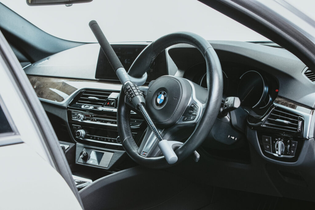 エーモンのITEM No.4874Pit Bullハンドルロックは、軽くてコンパクトなので取り付けしやすく省スペースで保管できるセキュリティアイテムです。