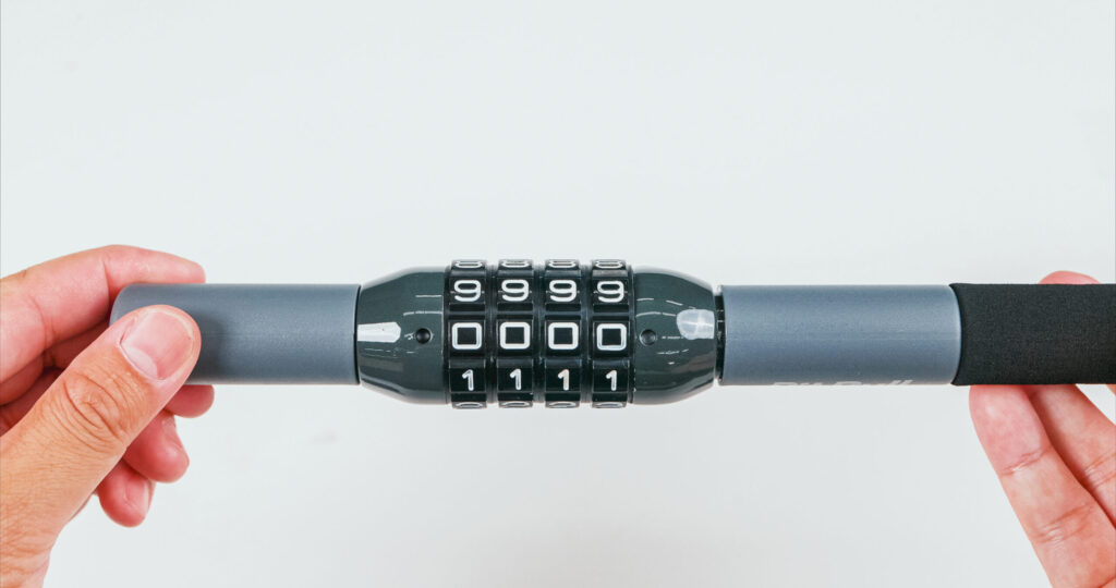 暗証番号の初期値は[0000]です。 暗証番号にダイヤルを合わせロックが解除されることを確認してください。