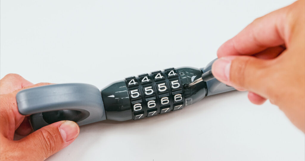 設定した暗証番号にダイヤルをあわせ、付属のドライバーでフタを取り外します。