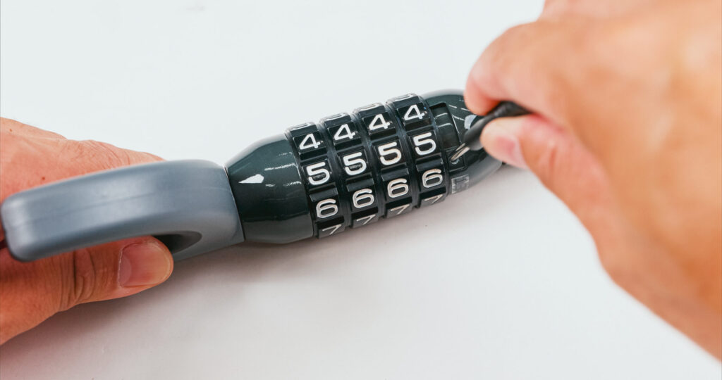 付属の丸ドライバーでスライドピンを[SET]の位置に動かします。