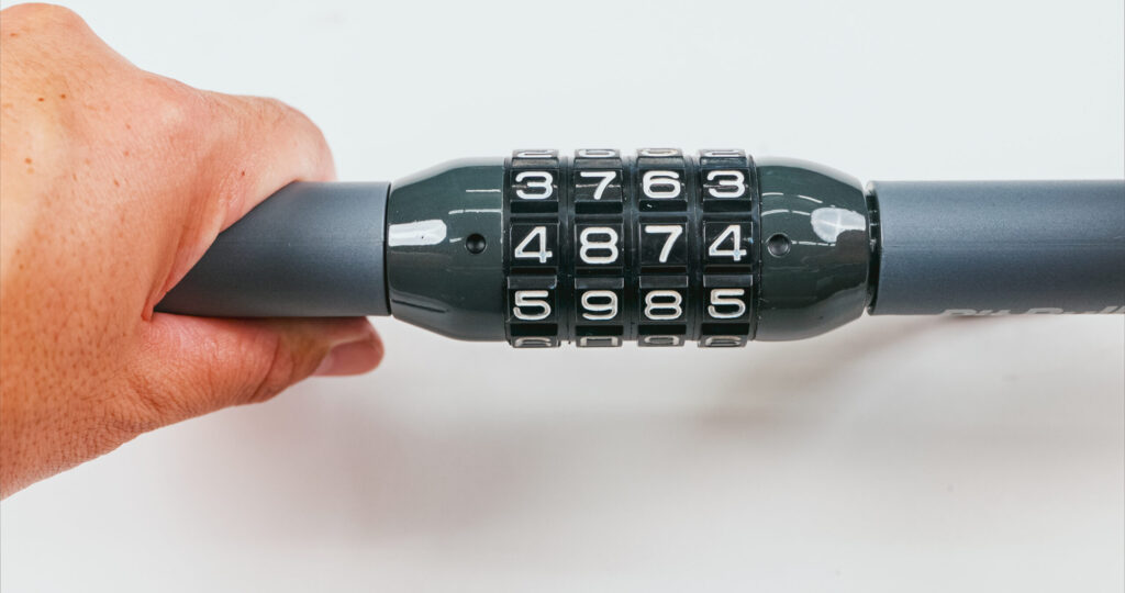 ダイヤルを回し、自分で決めた任意の暗証番号をセットします。 暗証番号設定位置にダイヤルを合わせてください。