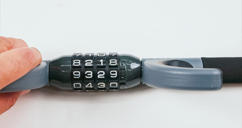 付属の丸ドライバーでスライドピンを設定完了位置（初期位置）に戻します。