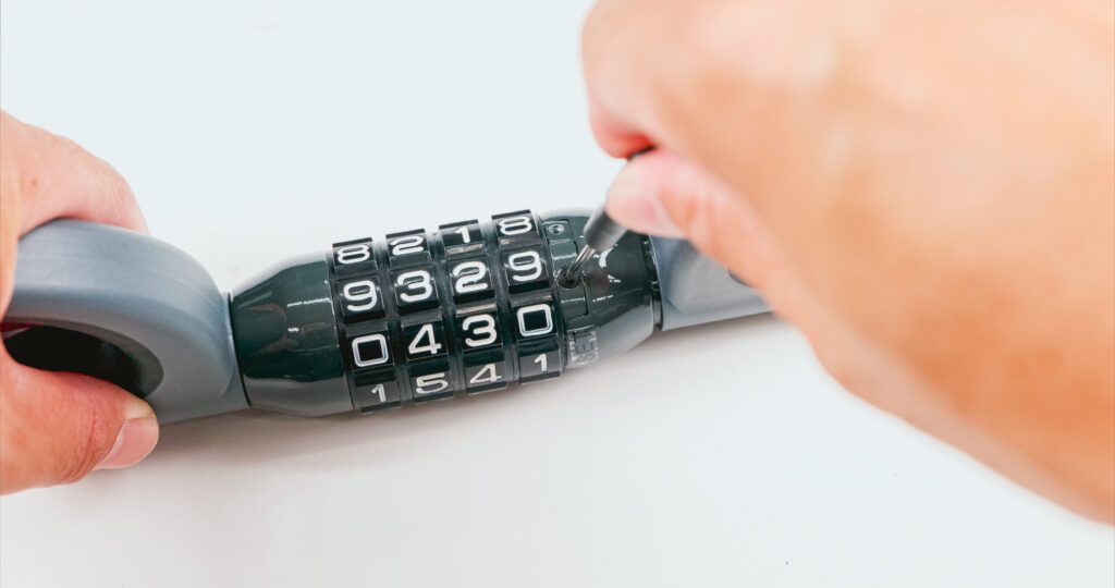 付属のドライバーでフタを取り付けます。 暗証番号を再設定する場合も同様におこなってください。