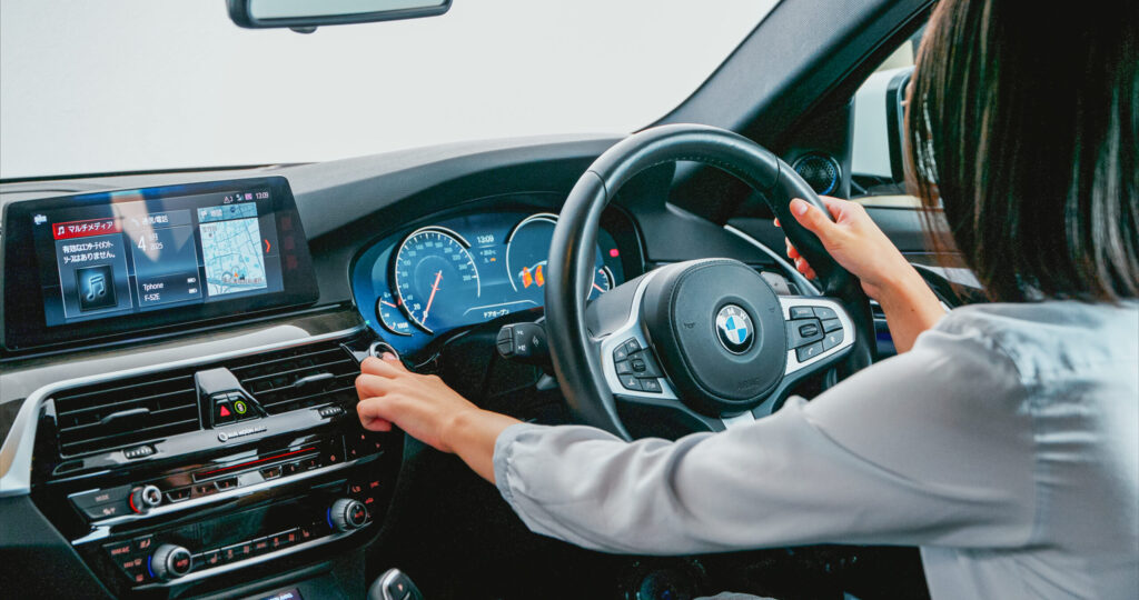 確実に取り付けられるようハンドルの位置を調整し車両のエンジンを停止します。