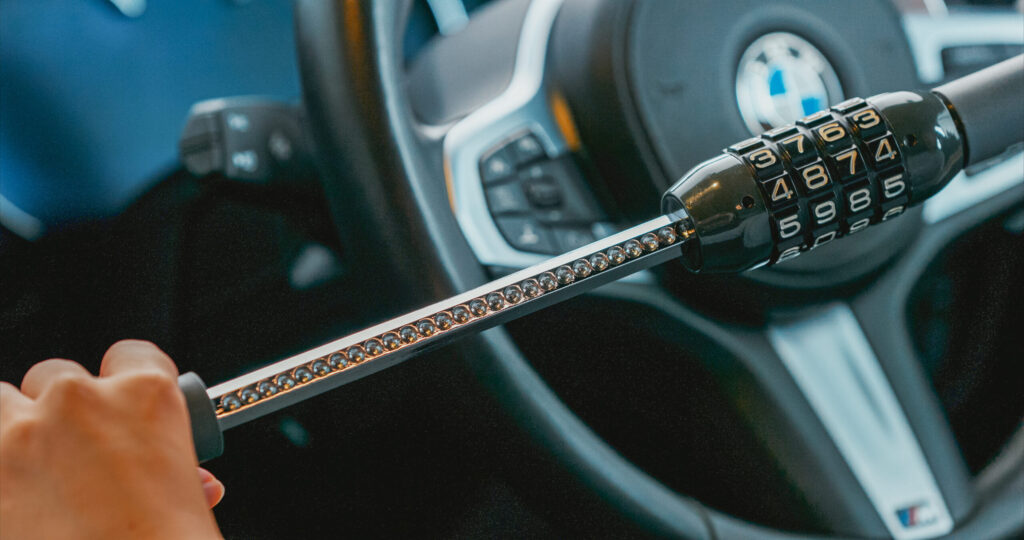 ダイヤルのロックを解除して本体をハンドルに正しくセットします。 車種にあわせてハンドルの向きを調整して取り付けてください。