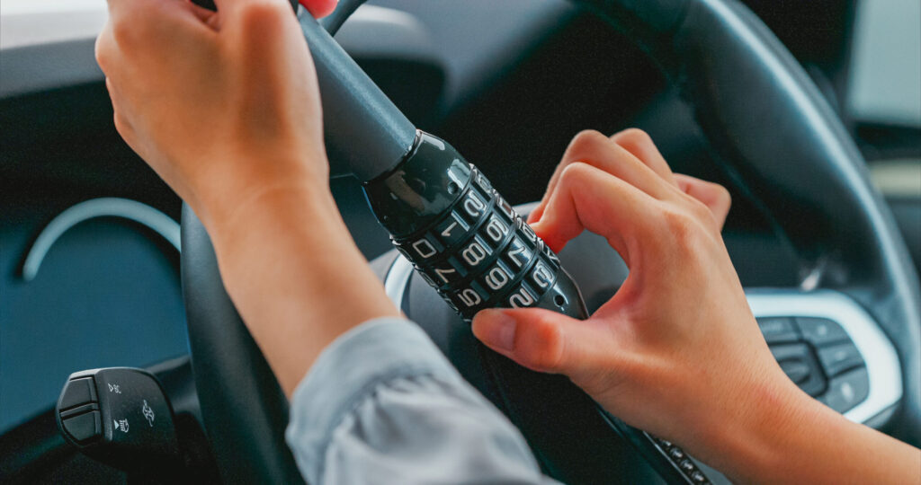 しっかりと固定されていることを確認できれば、ダイヤルの数字をランダムに変更してロックしてください。