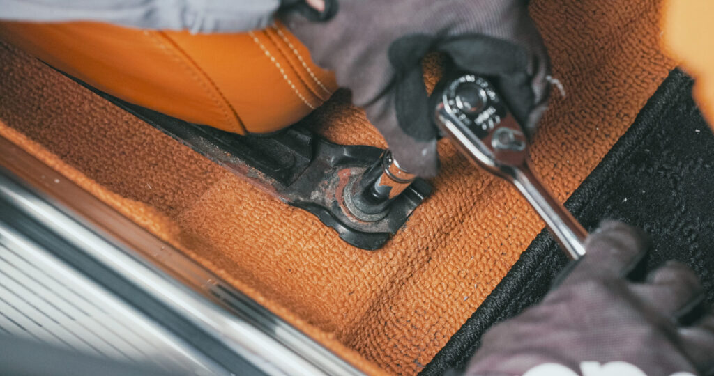 メガネレンチ・ソケットレンチなどを使用してナットを外します。