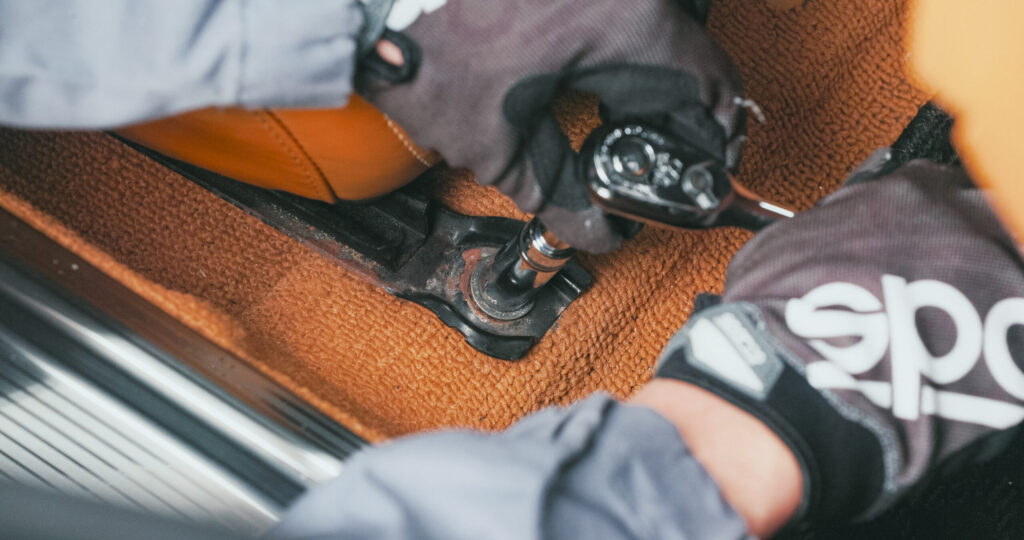 完全に固定されるまでしっかりと締め込みます。