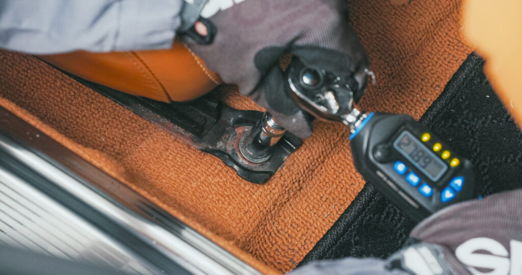 締め付けトルク値でしっかりと締め込みます。