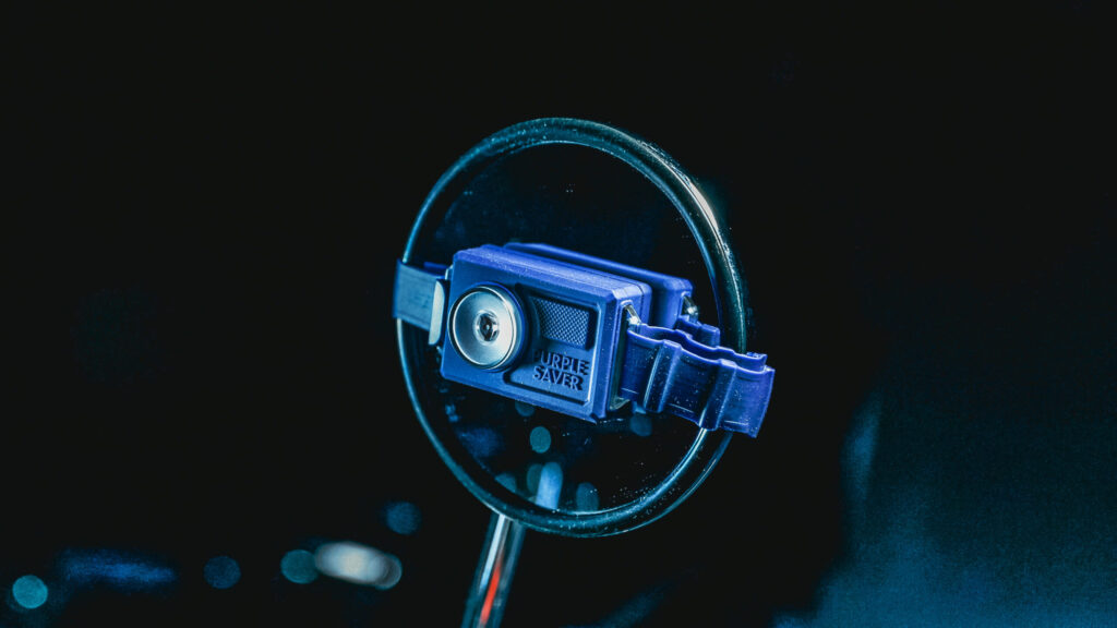 エーモンのITEM No.6911パープルセーバーモトはバイク専用設計のコンパクトな停止表示器材です。 高速道路を走行中に緊急停車した場合、三角表示板などの停止表示機材を設置する義務があります。