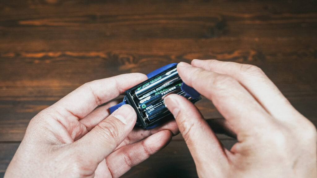 単4アルカリ乾電池または単4リチウム乾電池を3本入れ電池カバーを閉めます。