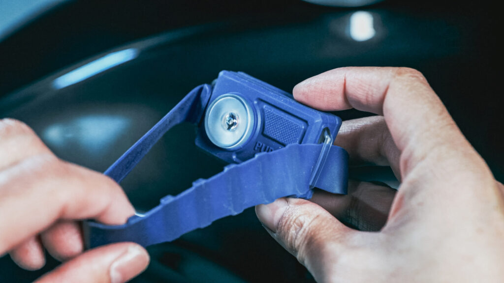 ベルトをひっくり返して引っ張って調整します。 ひっくり返さず引っ張るとベルトが破損するおそれがあります。