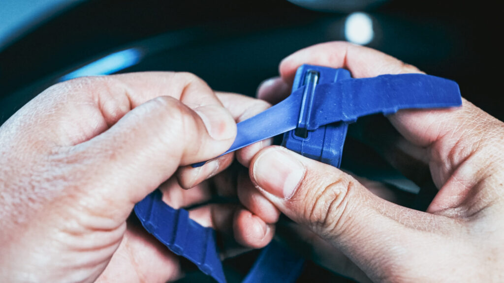 緩める場合もベルトをひっくり返して引っ張って調整します。 少し斜めからゆっくり引っ張ると緩めやすいです。