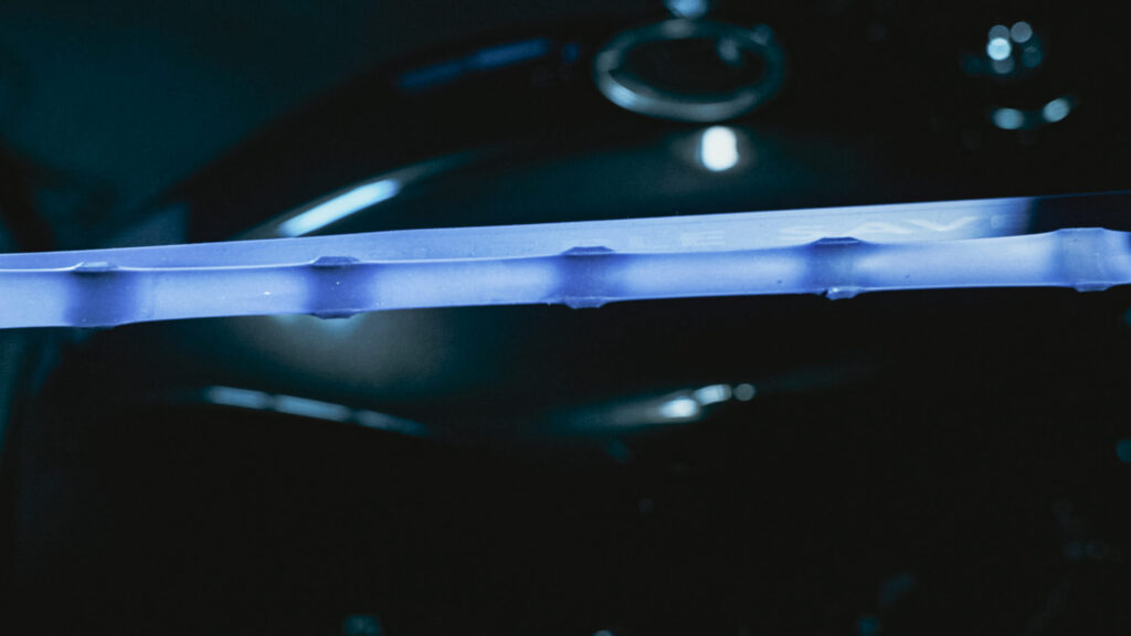 ベルトはかなり強く引っ張っても切れない素材です。 安心してご調整ください。