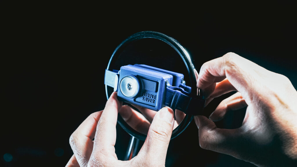 車両右側のミラーにベルトを伸ばしながら設置します。ミラーに設置できない状況の場合は、地面などの後続車から視認しやすい箇所に設置してください。