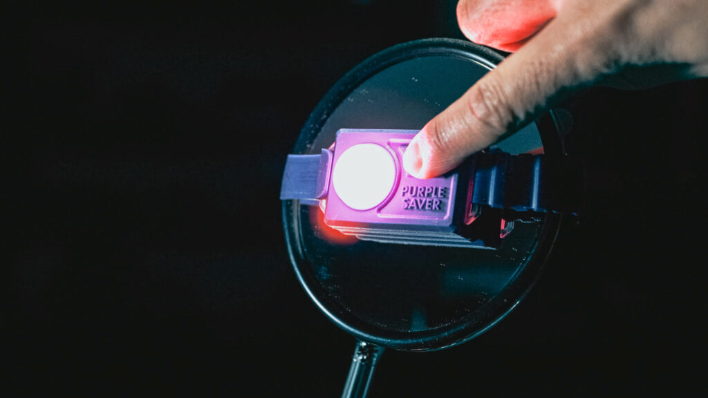 ON/OFFスイッチを押して点滅させます。 照射光が後続車に向くようにミラーの角度を調整してください。