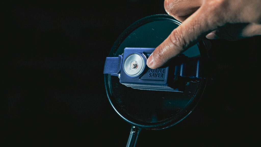 ON/OFFスイッチを押して消灯させてください。