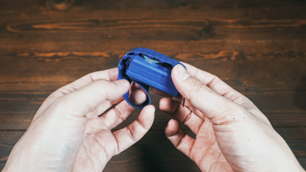 ベルトをひっくり返してベルトを折りたたんでまとめます。