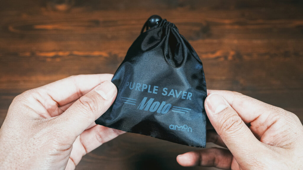 収納袋に入れて、運転の妨げになる箇所、直射日光の当たる箇所を避けて保管します。