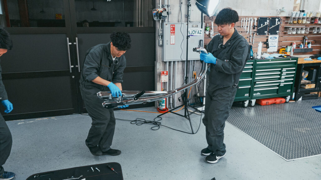 さて、取り付け作業の皮切りはマフラーだ。 Z2仕様といえば、この4本出し。