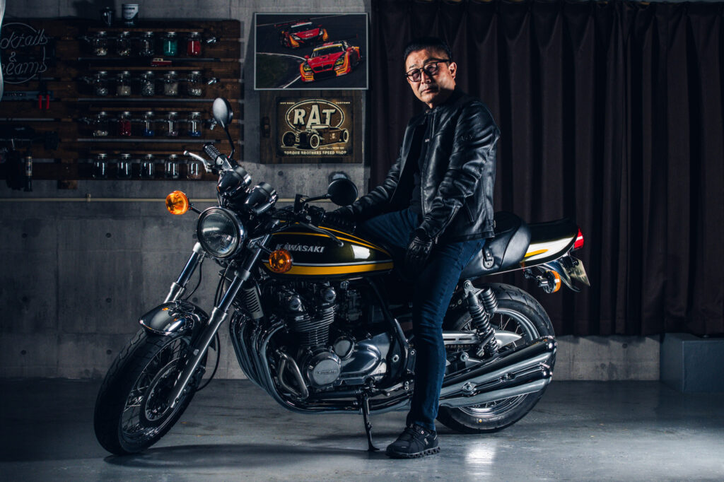 完成したバイクを前に、社長も笑顔。 これからまた、イベントなどでこのゼファーZ2仕様を披露する日が来るかもしれない。 どこから見てもZ2純正ルック。 だけど、細部にはこの3人の手仕事が光る。 ゼファーらしさも残しつつ、“今っぽいZ2”がそこにあった。