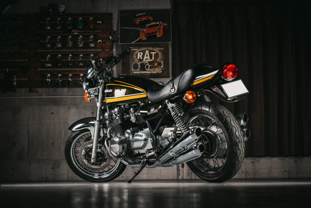 Z2化って、思ったより難しい。 パーツは揃ってても、合わないこともあるし、加工が必要なこともある。 でもそれこそが、カスタムの醍醐味。 今回はバイク好き達がカスタムしたからこそ、 「妥協なし」で進められた部分も多かった。 でもこの記録が、ゼファーオーナーの“Z2化チャレンジ”のヒントになればうれしい。