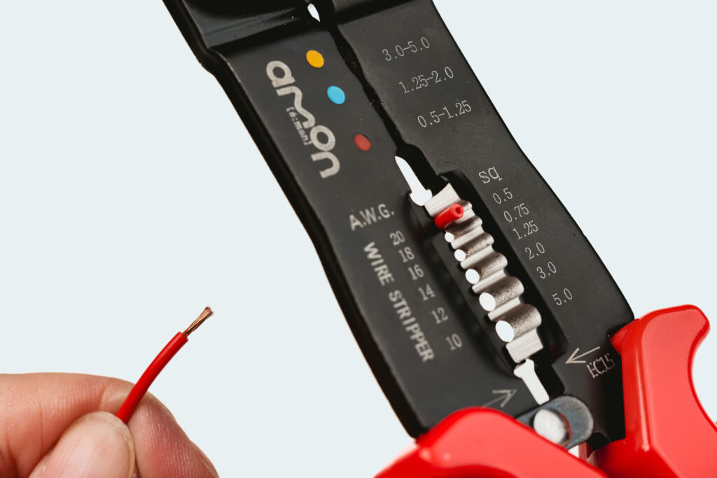 電工ペンチの【被覆取り】を、配線コードの太さに合ったところにセットし、先端から約5mmの被覆をむきます。