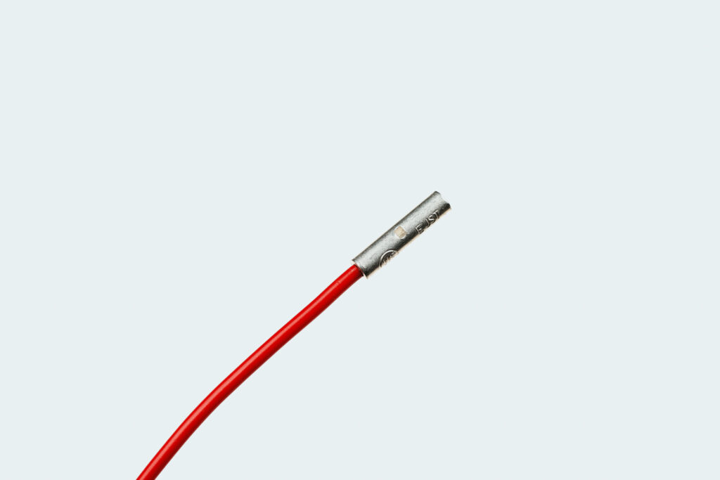 束ねた芯線が端子の真ん中にあるくぼみにくるように、セットします。