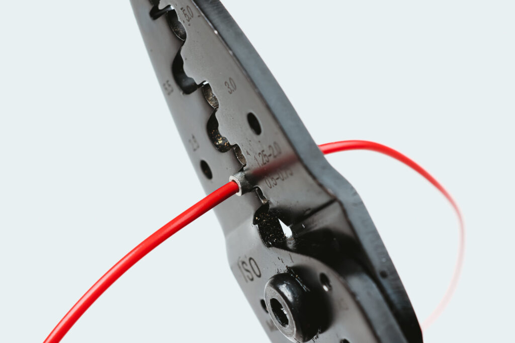 もう片方の端子穴に、接続したい配線コードを同様手順で圧着します。