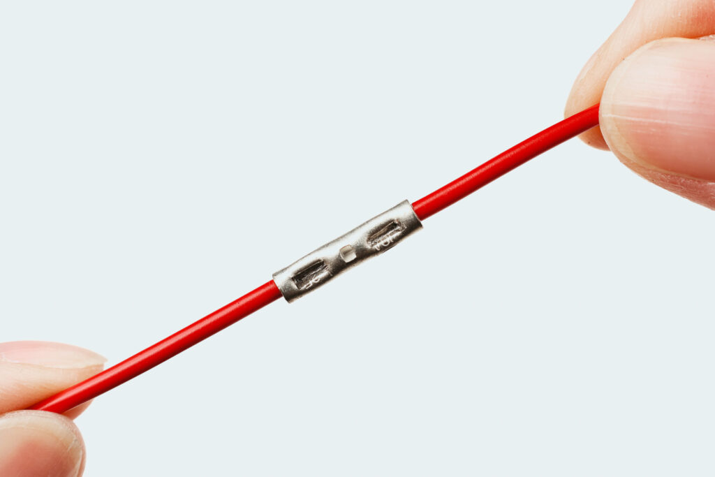 両側圧着できたら、軽く引っ張りコードが抜けないか確認してください。