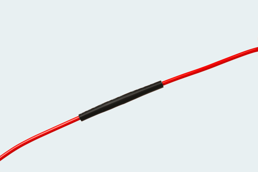 前もって通しておいた収縮チューブを端子に被せます。