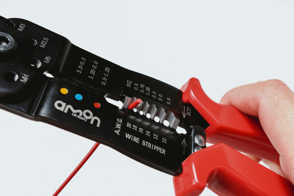 コードの太さに合わせて挟む。