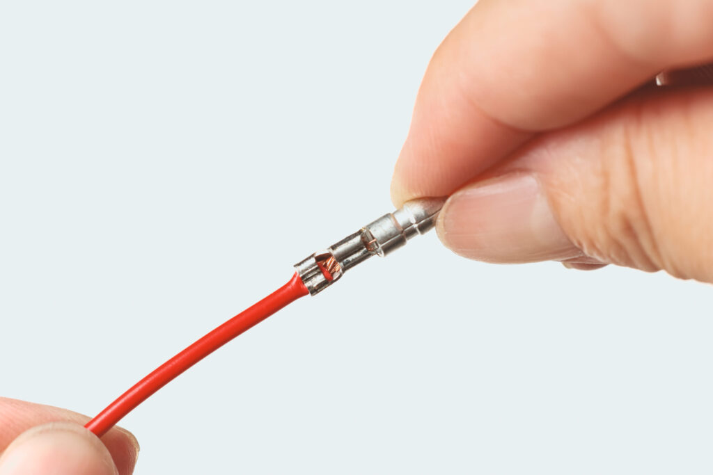 かしめた端子を軽く引っ張り、コードが抜けないか確認してください。