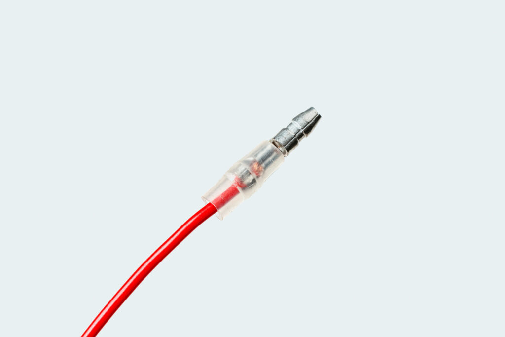 スリーブをかしめ部分に被せます。