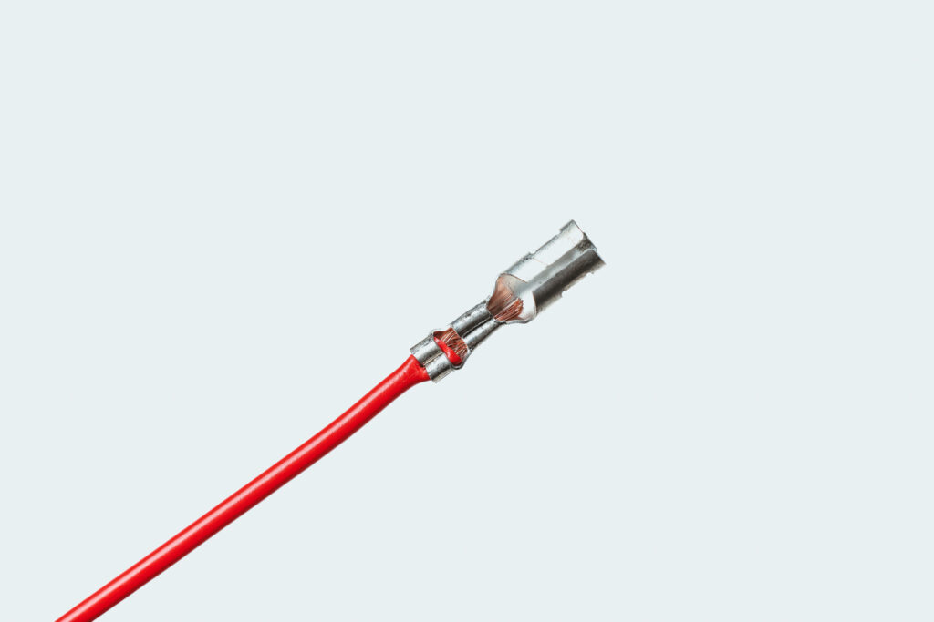 ギボシ端子（メス）も同手順でかしめてください。