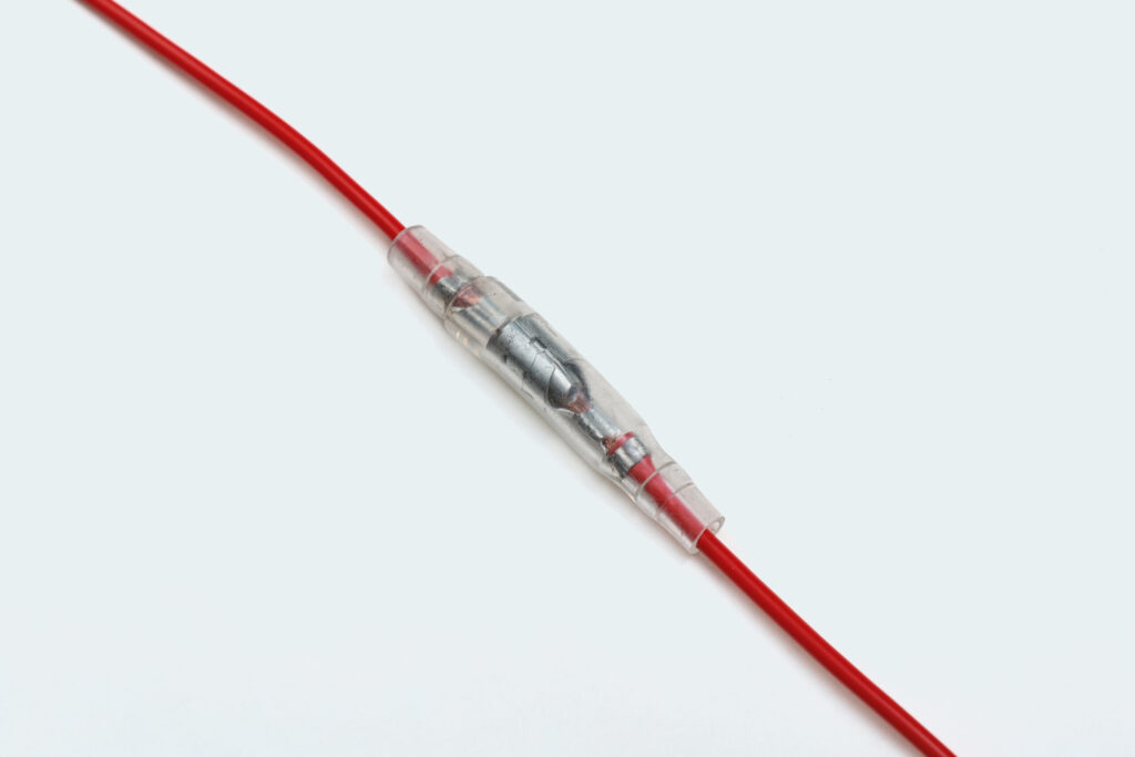 端子のオスとメスを、ロック部分までしっかりと差し込み配線を接続します。