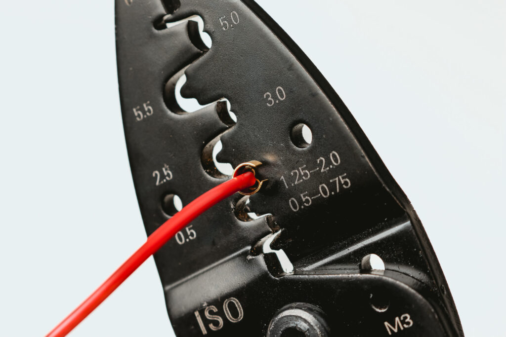 端子の小さいツメ部分電工ペンチの【差込端子の圧着】1.25-2.0で、軽くはさみ芯線部分に仮かしめをします。