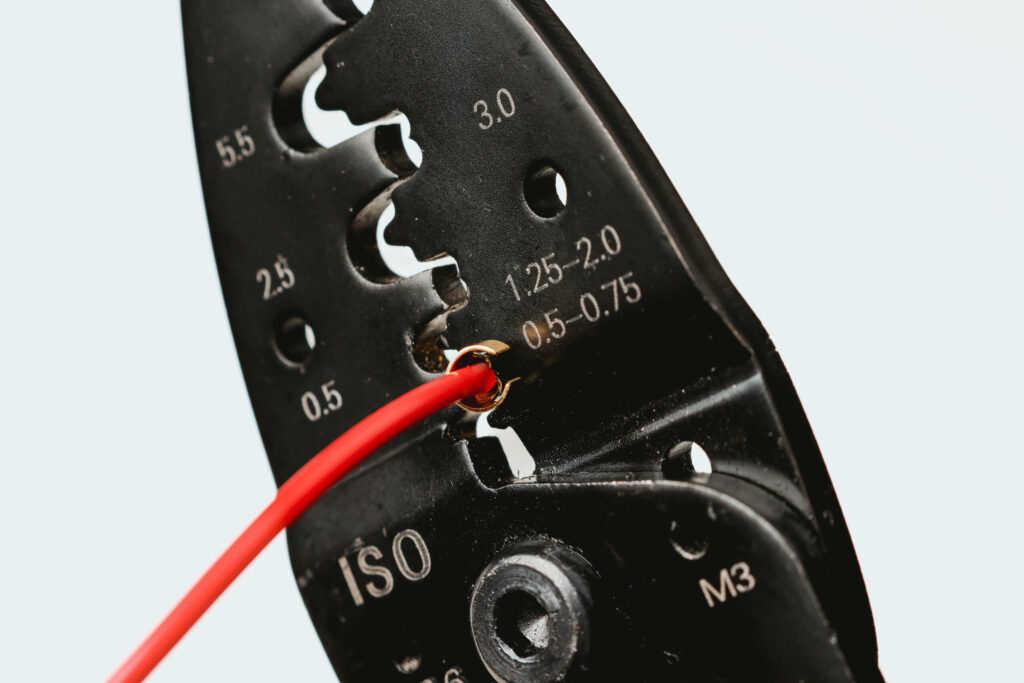 仮かしめができたら電工ペンチの【差込端子の圧着】0.5-0.75でしっかりと締め込み、本かしめします。