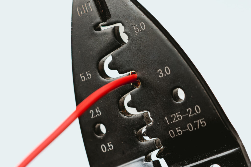 端子の大きいツメ部分を電工ペンチの【差込端子の圧着】3.0で軽くはさみ、被覆部に仮かしめをします。