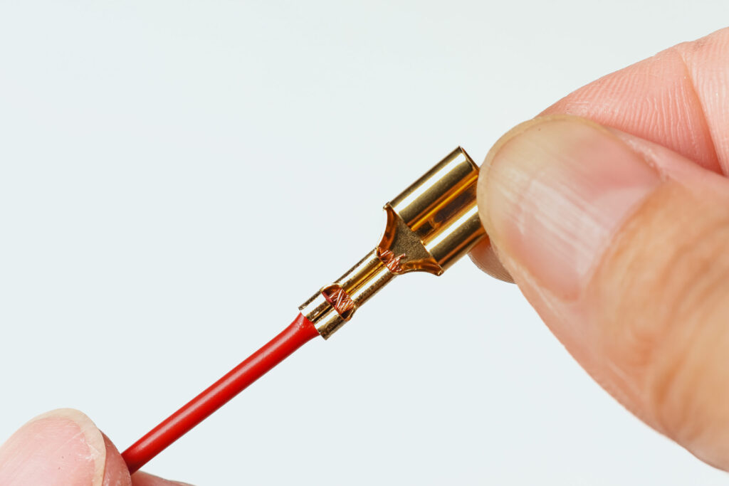 かしめた端子を軽く引っ張り、コードが抜けないか確認してください。