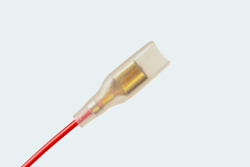 しっかりかしめられていることを確認したら、最初に通しておいたスリーブをかしめ部分に被せます。