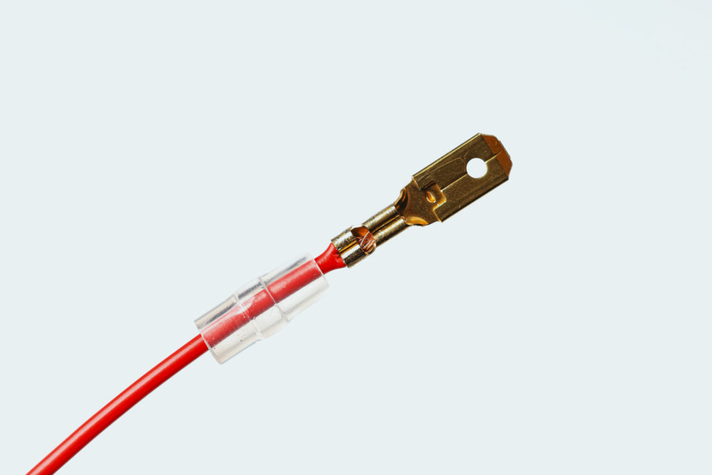 平型端子（オス）も同手順でかしめられます。