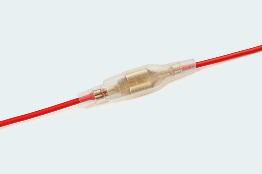 端子のオスとメスを、ロック部分までしっかりと差し込み配線を接続します。