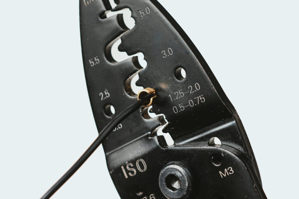 端子の小さいツメ部分電工ペンチの【差込端子の圧着】1.25-2.0で、軽くはさみ芯線部分に仮かしめをします。